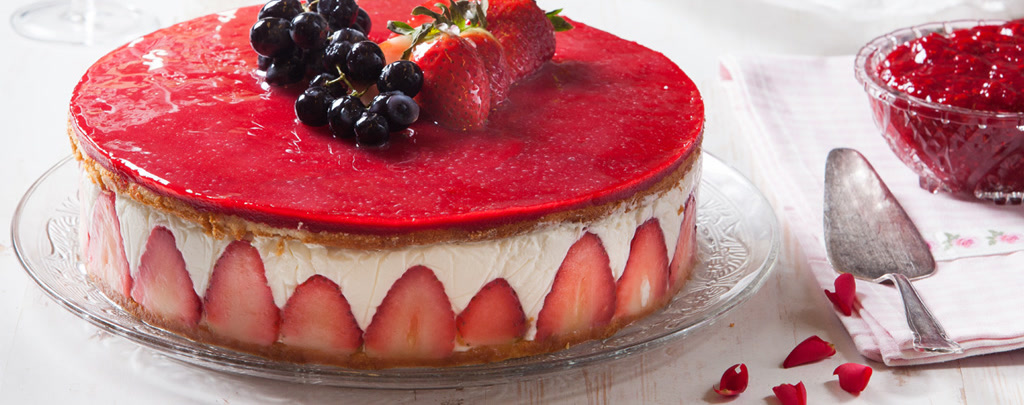 Erdbeer-Joghurt-Torte mit roter Fruchtglasur, frischen Erdbeeren und Johannisbeeren