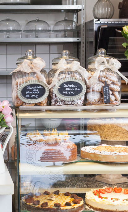 Theke von Martins Place mit Gläsern voller Kekse und der Tortenvitrine darunter